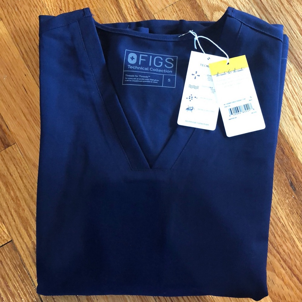 Figs Casma Three Pocket Scrub Top Navy